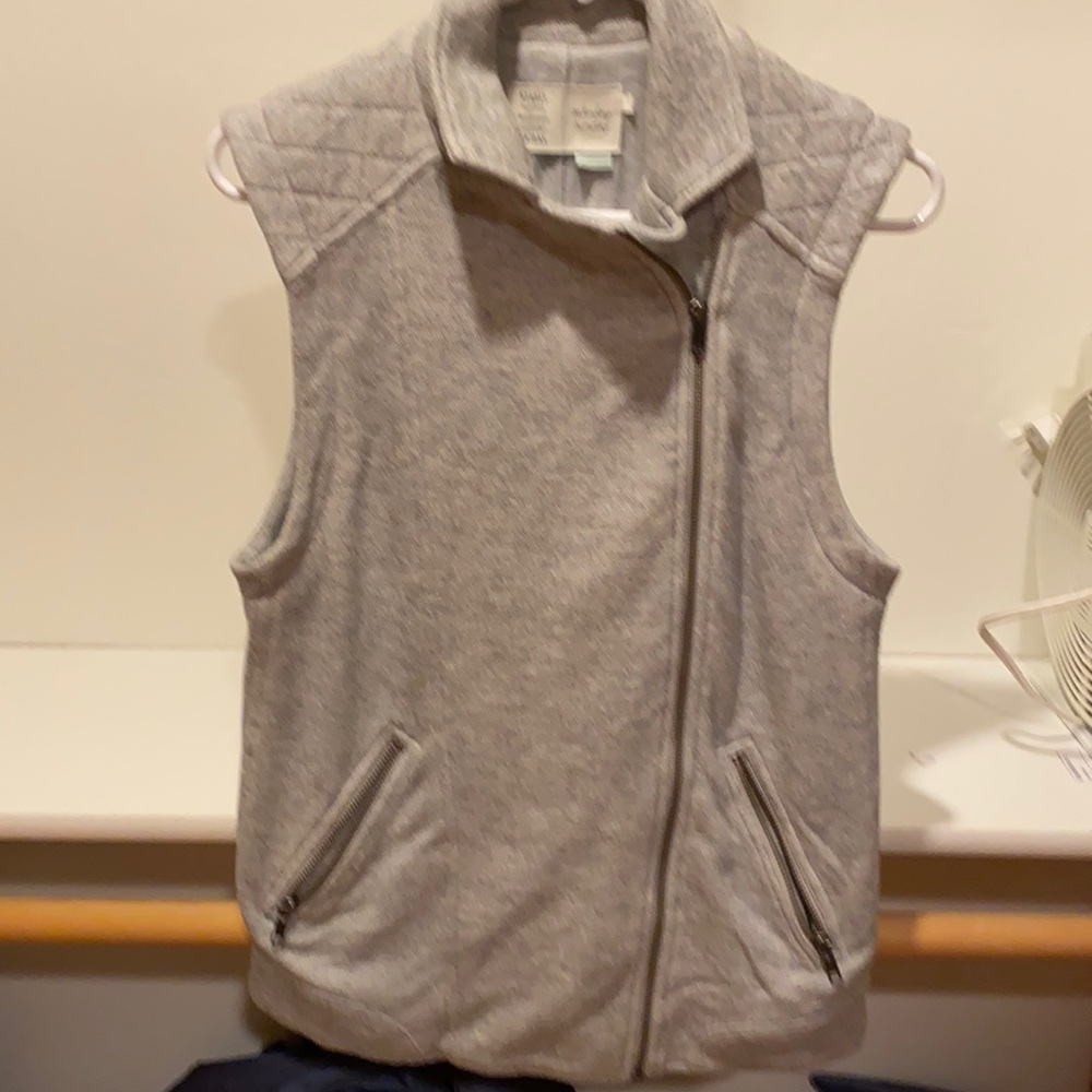 Stylish gray sweatshirt vest to wear on cool days